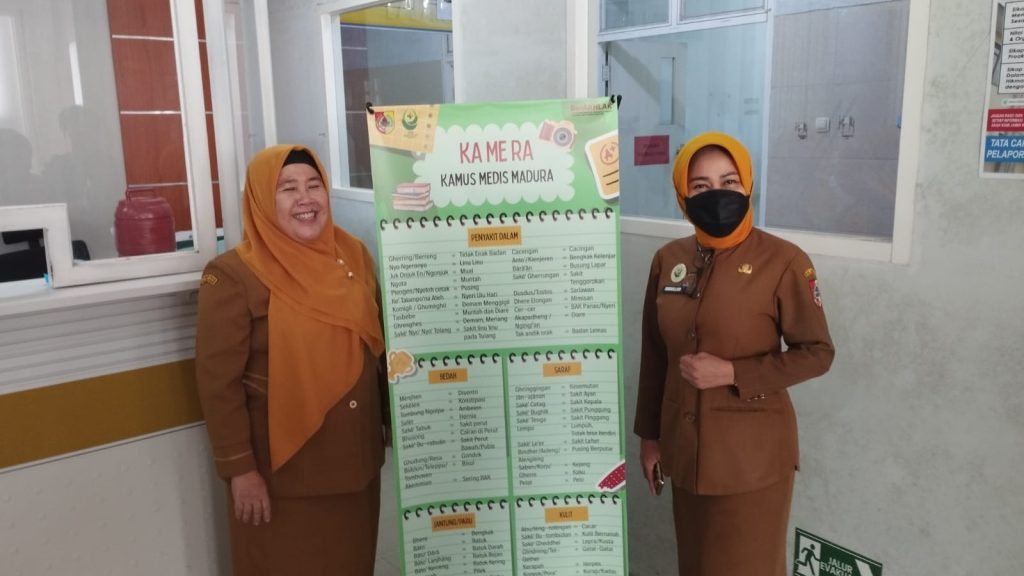 dr Nurullah direktur RSD Kalisat saat tunjukkan Kamus Medis Madura .Foto Edi Mulyono