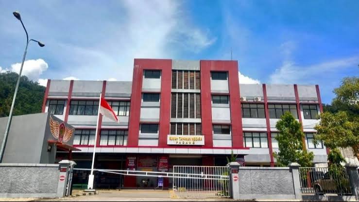 Penyelundupan HP di Rutan Padang Digagalkan Petugas keterangan fhoto : Petugas Rumah Tahanan Negara (Rutan) Kelas IIA Padang mengamankan handphone yang diduga diselundupkan pengunjung saat pemeriksaan kunjungan, Selasa (26/1/2026). (Fhoto: Gonews.id)