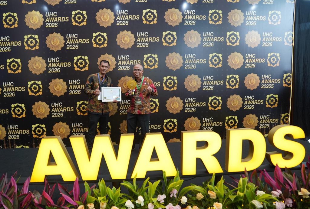 Pemkab Kediri Raih Apresiasi Menko PM atas UHC Pemerintah Kabupaten Kediri mendapatkan penghargaan Kategori Pratama dalam pencapaian UHC dari Menteri Koordinator Bidang Pemberdayaan Masyarakat RI. (Doc. Pemkab Kediri)