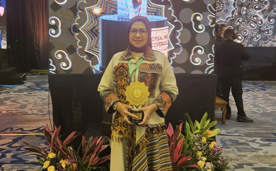 UHC Award 2026 Jadi Kado Manis HUT Sidoarjo ke-167 Asisten Pemerintahan dan Kesejahteraan Rakyat Sekretariat Daerah Kabupaten Sidoarjo, Ainun Amalia yang mewakili Bupati Sidoarjo menerima penghargaan UHC Award 2026