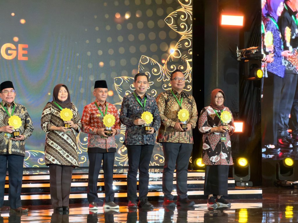 Bupati jember Muhamad Fawait nomer tiga dari kanan.Saat Terima penghargaan UHC 2026.Di Jakarta.Foto istimewa