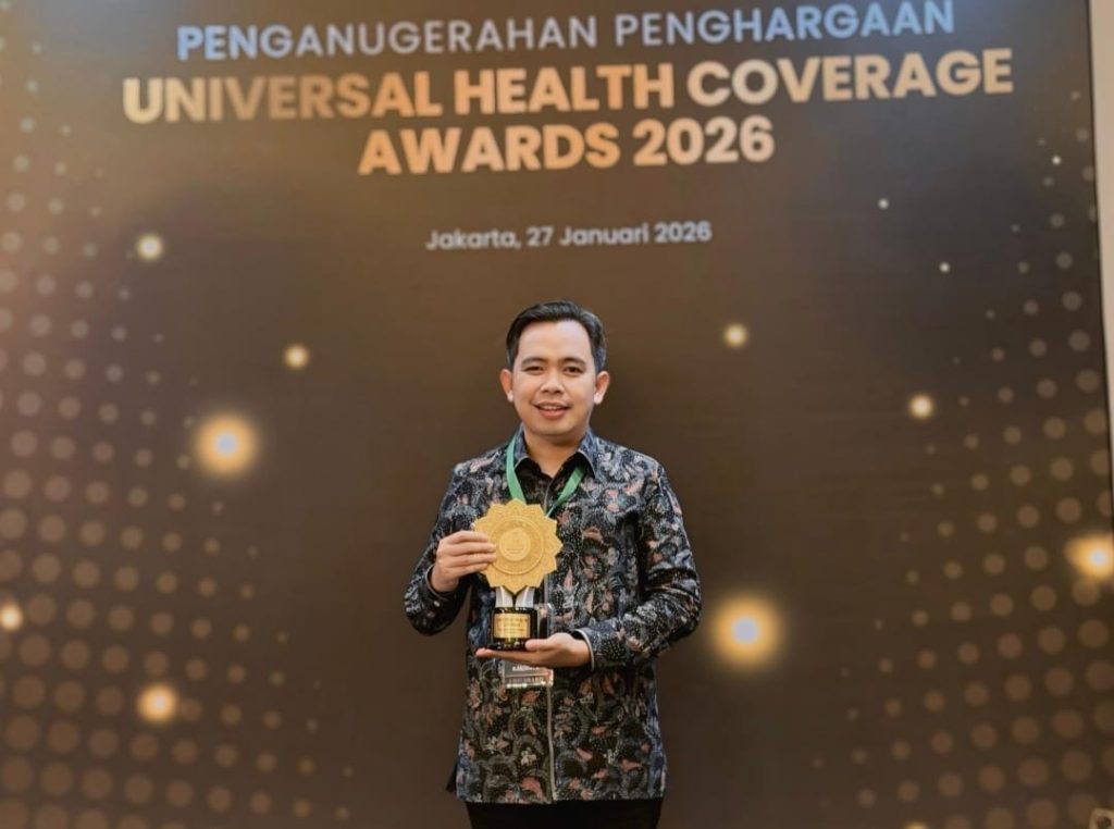 UHC Award 2026 Pacu Jember Perluas Layanan Kesehatan Bupati Jember Muhamad Fawait saat tunjukkan penghargaan UHC Award 2026 di JAKARTA. Foto Istimewa