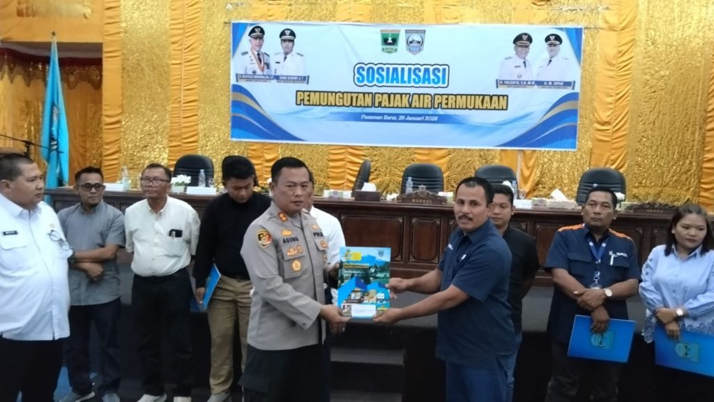 Kapolres Pasaman Barat Dukung Kepatuhan Pajak untuk PAD Kapolres Pasaman Barat, AKBP Agung Tribawanto, S.I.K., menyerahkan penghargaan kepada perwakilan perusahaan taat pajak dalam kegiatan Sosialisasi Pemungutan Pajak Air Permukaan (PAP) di Aula Kantor Bupati Pasaman Barat, Rabu (28/1/2026) (Foto: Saipen/GOnews.id)