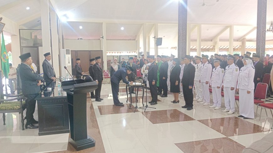 Bondowoso Akhiri Era PLT, 11 Pejabat Dilantik Bupati Abdul Hamid Wahid melantik 11 pejabat pimpinan tinggi pratama, Kamis (29/1/2026), di Pendopo Raden Bagus Asra Kabupaten Bondowoso (Doni/GOnews.id)
