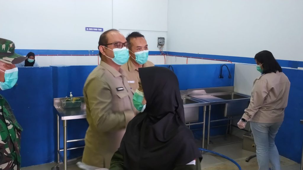 Plt Sekda Jember Akhmad Luqman Helmi beserta rombongan saat sidak SPPG Sriwijaya. Foto Edi Mulyono