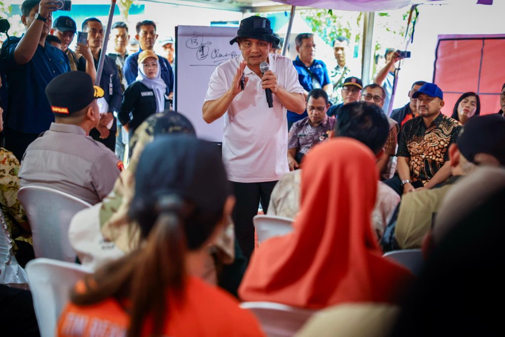 Gubernur Jateng Minta Pemulihan Bencana Pemalang Tuntas Gubernur Ahmad Luthfi saat meninjau langsung tindak lanjut penanganan bencana di Kecamatan Pulosari (ganang.Gonews.id)