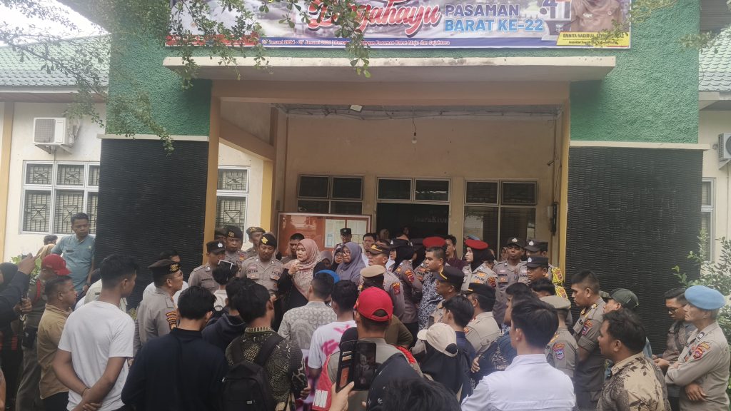 Mahasiswa Soroti Audit Pasbar, Aksi Damai Dijaga Ketat Polisi Keterangan Foto: Suasana aksi damai mahasiswa dari Serikat Mahasiswa Muslim Indonesia (SEMMI) dan Aliansi Mahasiswa Pasaman Barat (AMPB) di depan Kantor Inspektorat Kabupaten Pasaman Barat (Foto: Saipen/GOnews.id)