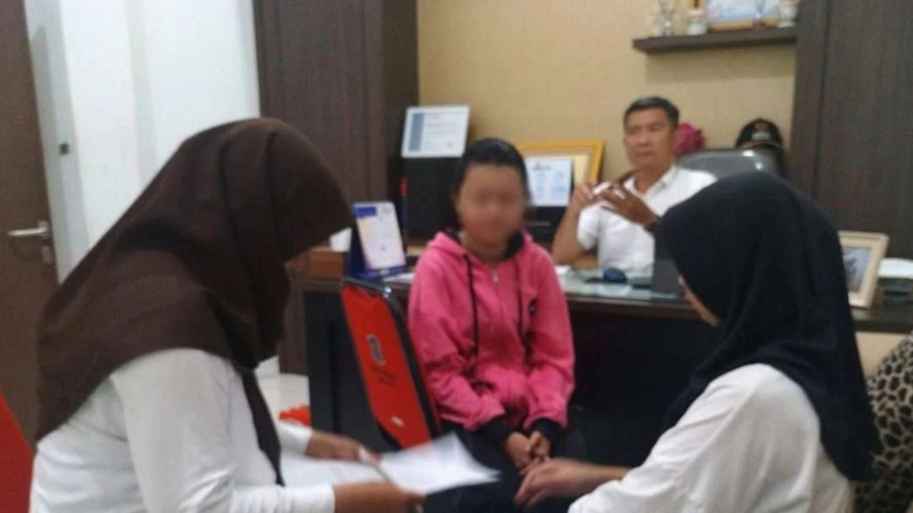 Petugas DP3APPKB melakukan pendampingan psikologis terhadap CA korban perundungan (sumber : Humas Pemkot Surabaya)
