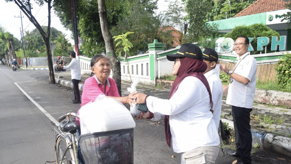 Perhutani KPH Jombang bagikan 2.026 bibit buah gratis di tujuh titik di Jombang (HB/GOnews.id)