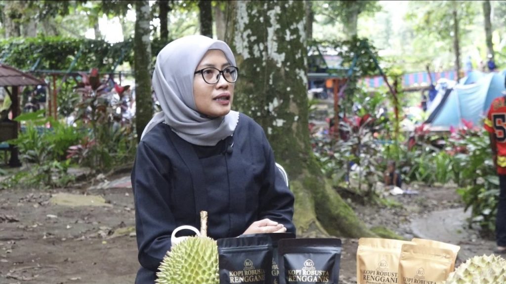 Staf khusus Mentri Kehutanan Danik Eka Rahmaningtiyas saat kunjungan kerja ke Kabupaten Jember. Foto istimewa.