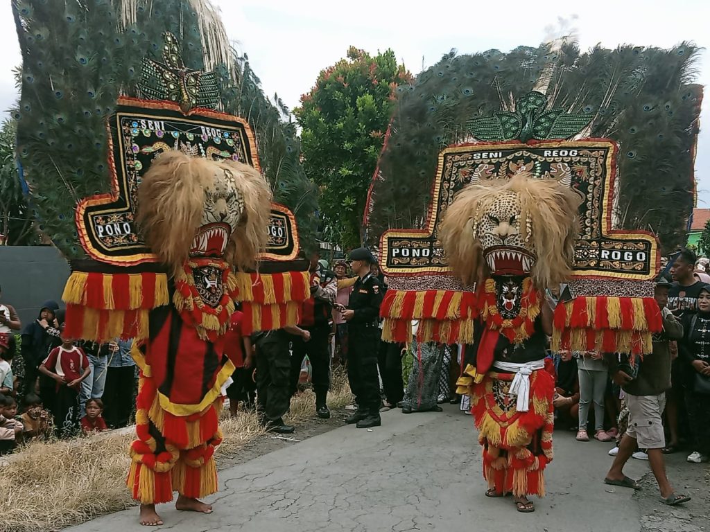 Kirab Bendera dan Reog Meriahkan Ruwah Desa Suruh Pagelaran Reog Ponorogo dan kirab bendera dan gunungan hasil bumi dalam rangkaian Ruwah Desa Suruh sebelum pentas wayang kulit, Minggu (1/2/2026)