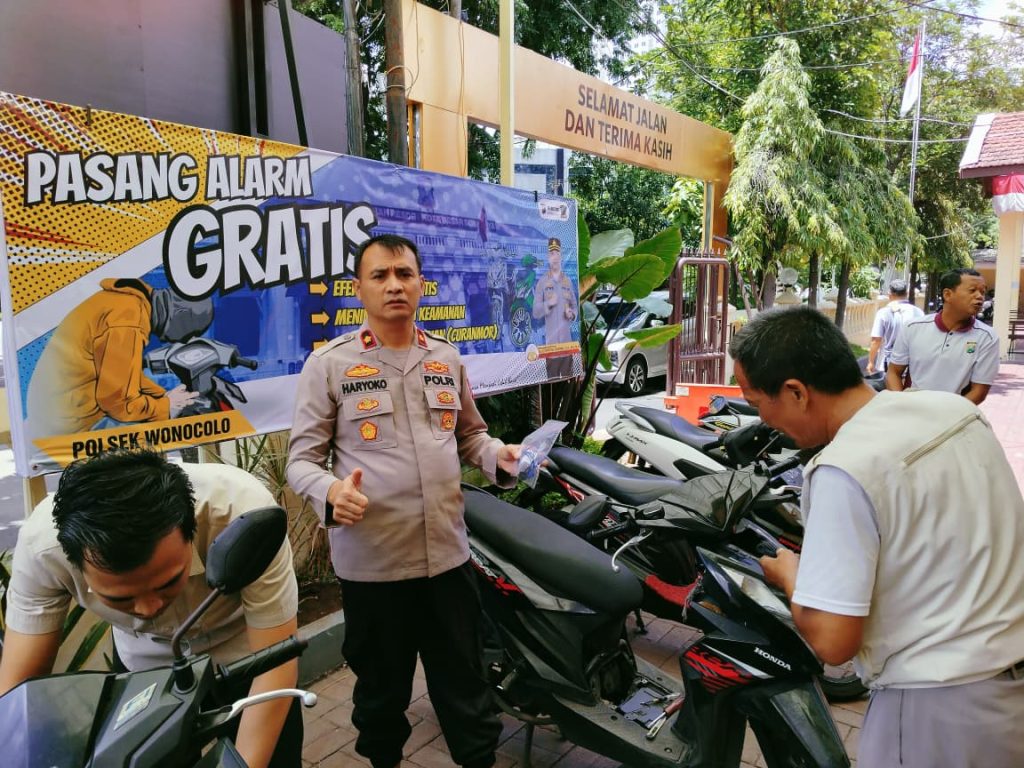 Kapolsek Wonocolo, Kompol Haryoko Widhi di tengah kegiatan pasang alarm gratis di Mapolsek Wonocolo, Jalan Margorejo Indah XIX No.1, Surabaya, Senin (2/2/2026).