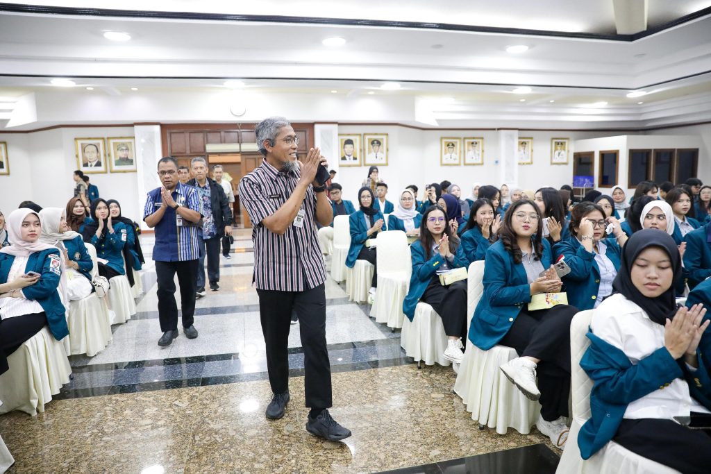 Sekda jateng Sumarno saat mengisi Kuliah Kerja Lapangan (KKL) mahasiswa Program Studi Akuntansi Angkatan 2023 Fakultas Ekonomika dan Bisnis Universitas Diponegoro (Ganang GOnews.id)