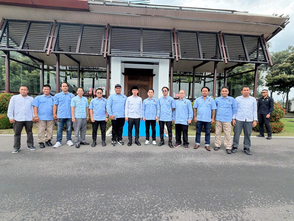 Relawan Gibranku saat menyambut Wapres Gibran Rakabuming Raka mengunjungi Pondok Pesantren Amanatul Ummah Mojokerto (HB/GOnews.id)