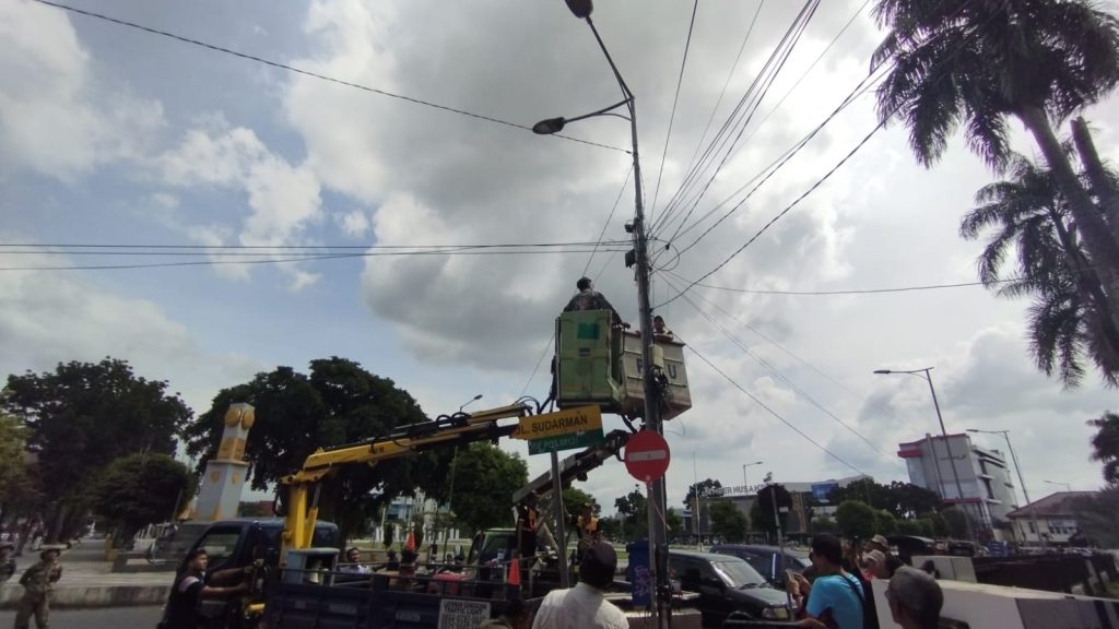 Satgas Infrastruktur dan tata Ruang saat lakukan operasi. Foto Edi Mulyono