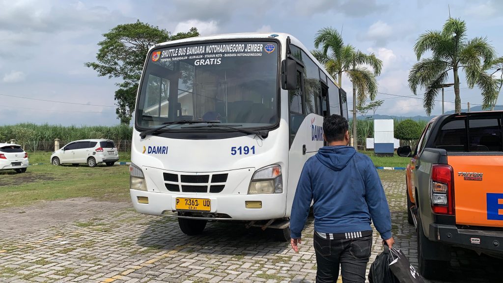 Shuttle Bus Gratis Bandara Notohadinegoro Jember.Foto istimewa