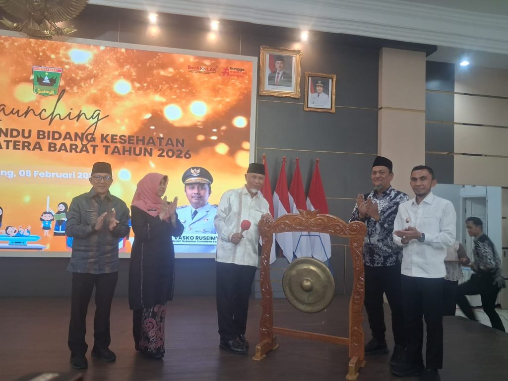 Gubernur Sumatera Barat H. Mahyeldi Ansharullah bersama jajaran pejabat provinsi dan kabupaten/kota menandai dimulainya Pekan Posyandu Bidang Kesehatan Tahun 2026 dengan pemukulan gong di Auditorium Gubernur Sumbar, Padang, (Foto: Saipen/GOnews.id)
