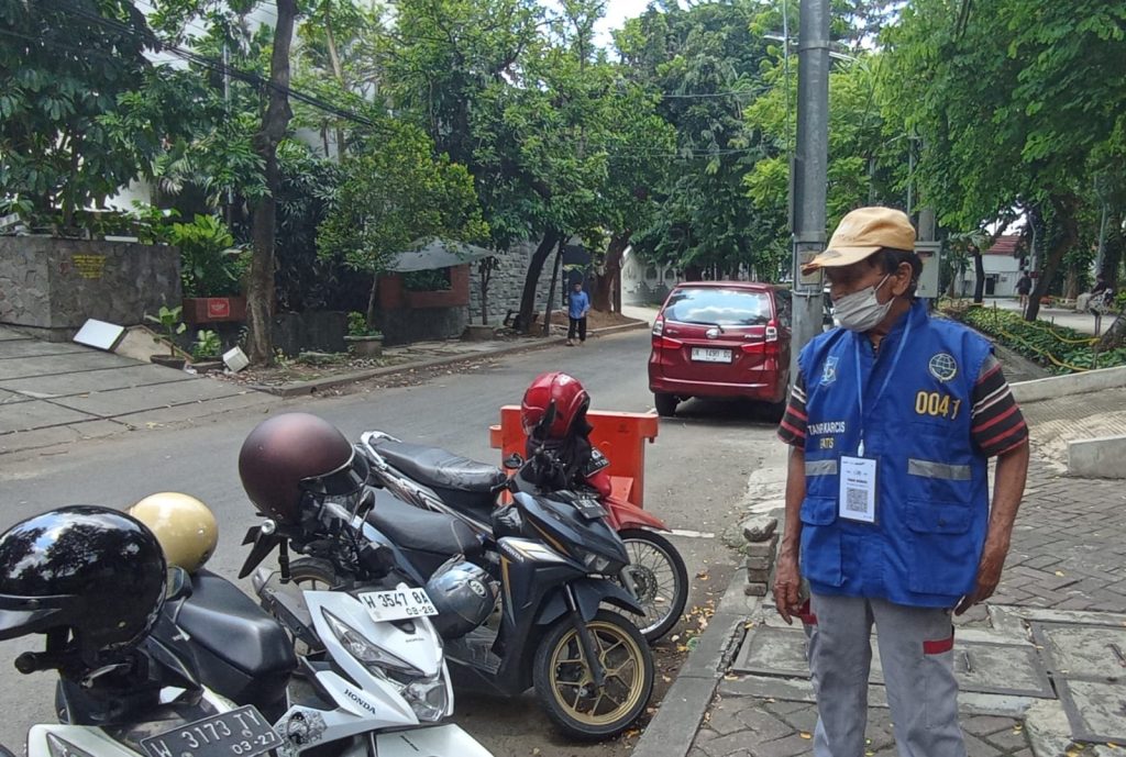 Jukir Resmi di kawasan Taman Bungkul, Surabaya, sudah menerapkan sisitem parkir digital, Jumat (6/2/2026).