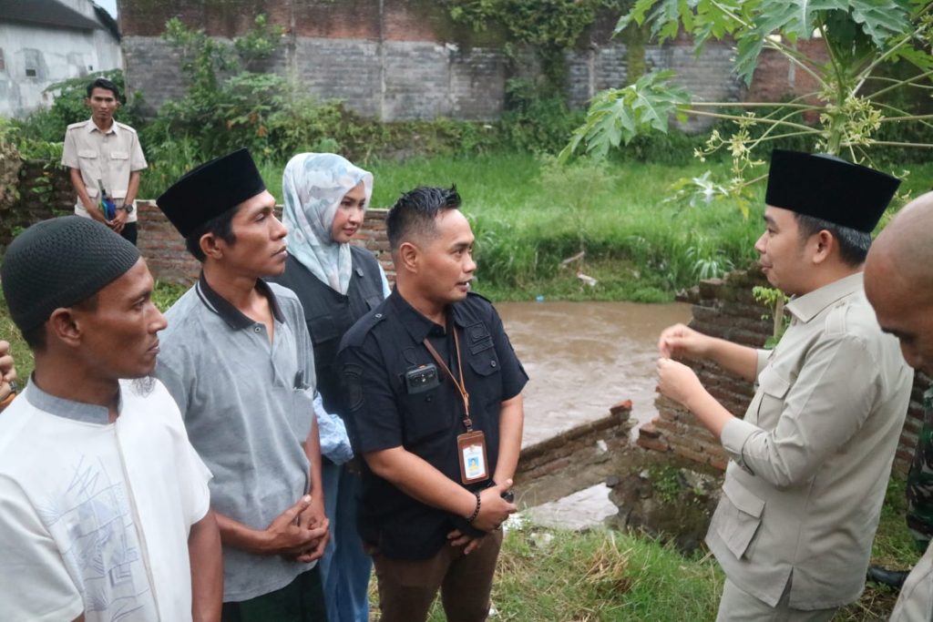 Bupati Jember Soroti Perumahan di Bantaran Sungai Bupati Jember Muhamad Fawait saat tinjau perumahan Di bantaran sungai.foto Diskominfo