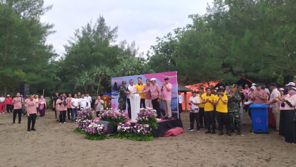 Bupati jember Muhamad Fawait saat pembukaan resik pantai kawasan pantai selatan. Foto Edi Mulyono