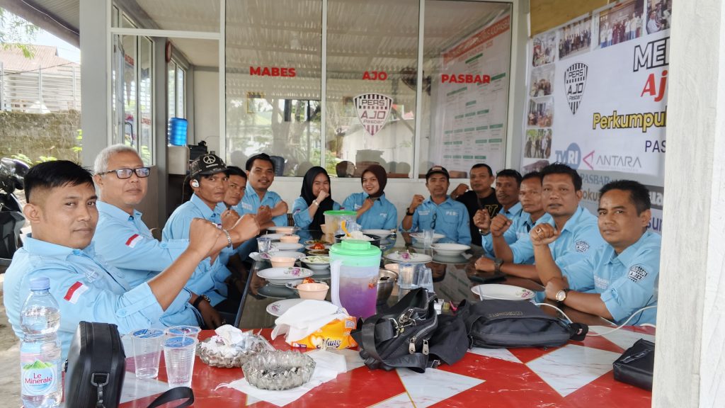 AJOPASBAR Syukuran HPN 2026, Teguhkan Pers Daerah Keterangan Foto: Pengurus dan anggota AJOPASBAR berpose bersama dalam acara syukuran memperingati Hari Pers Nasional 9 Februari 2026 (Foto: Saipen/GOnews.id)