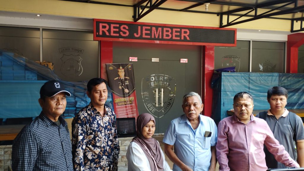 Ahli waris Tampina ,bersama pengacara saat di mapolres Jember.Foto Edi Mulyono.