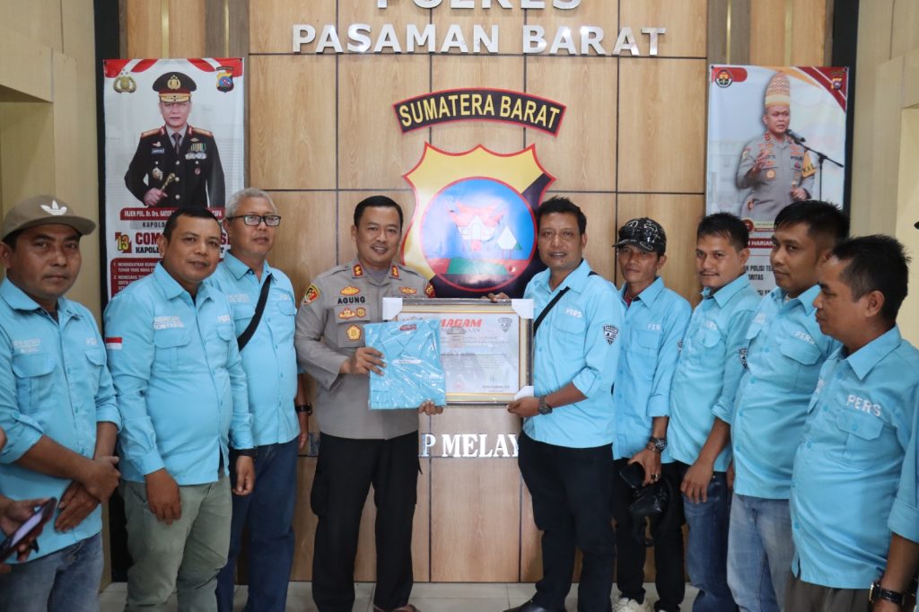 Sinergi Polres Pasbar–AJO Kian Solid di Momentum HPN 2026 Keterangan Foto: Ketua AJO Pasbar, M. Fadli Serahkan Piagam dan Baju Seragam Kepada Kapolres Pasbar, AKBP. Agung Tribawanto, S. I. K (Foto: Saipen/GOnews.id)