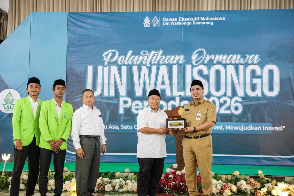 Wagub Jateng Dorong DEMA UIN Walisongo Rumuskan Solusi Daerah Wagub Taj Yasin saat memberikan keynote speech dalam pelantikan dan Studium Generale DEMA di UIN Walisongo Semarang ( Ganang GOnews.id)
