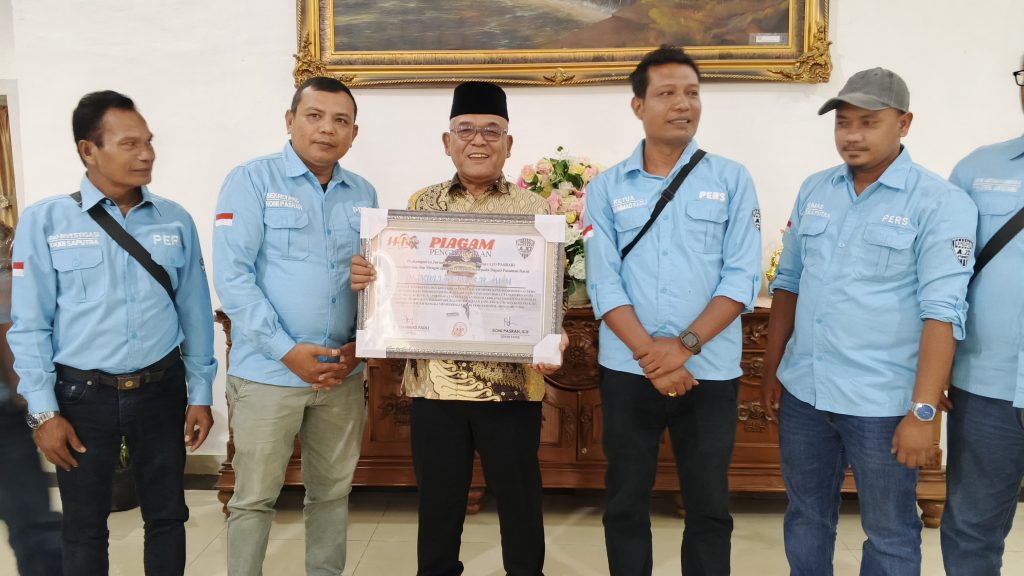 HPN 2026, AJO Pasbar Apresiasi Dedikasi Bupati Yulianto Keterangan Foto: Penyerahan Piagam Penghargaan Kepada Bupati Pasbar, H. Yulianto, S. H., M. M Yang Didampingi Oleh Jajaran Pengurus dan Anggota AJO Pasbar (Foto: Saipen/GOnews.id)