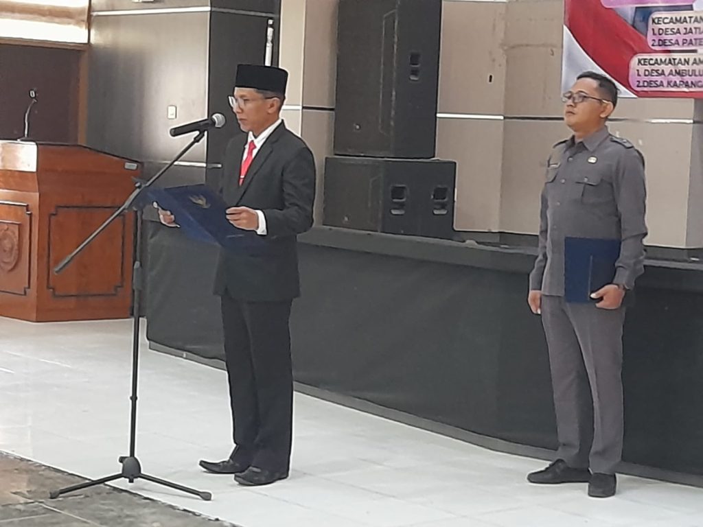 Kepala DPMD Jember Adi Wijaya saat. Bacakan sumpah pelantikan PJ Kades.Foto Edi Mulyono