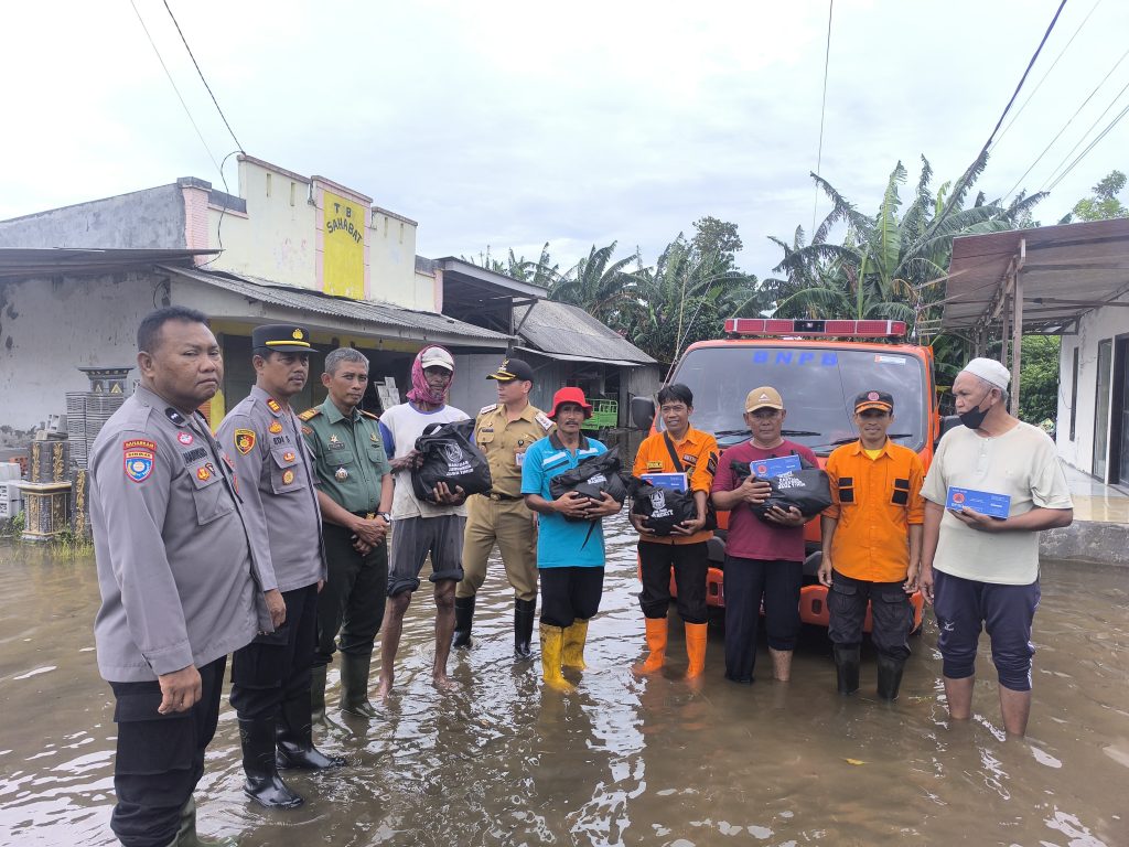 Banjir Luapan Rendam Desa Mayangan, BPBD Jember Bergerak BPBD Jember dan tim saat bagikan bantuan kepada masyarakat terdampak.Foto istimewa