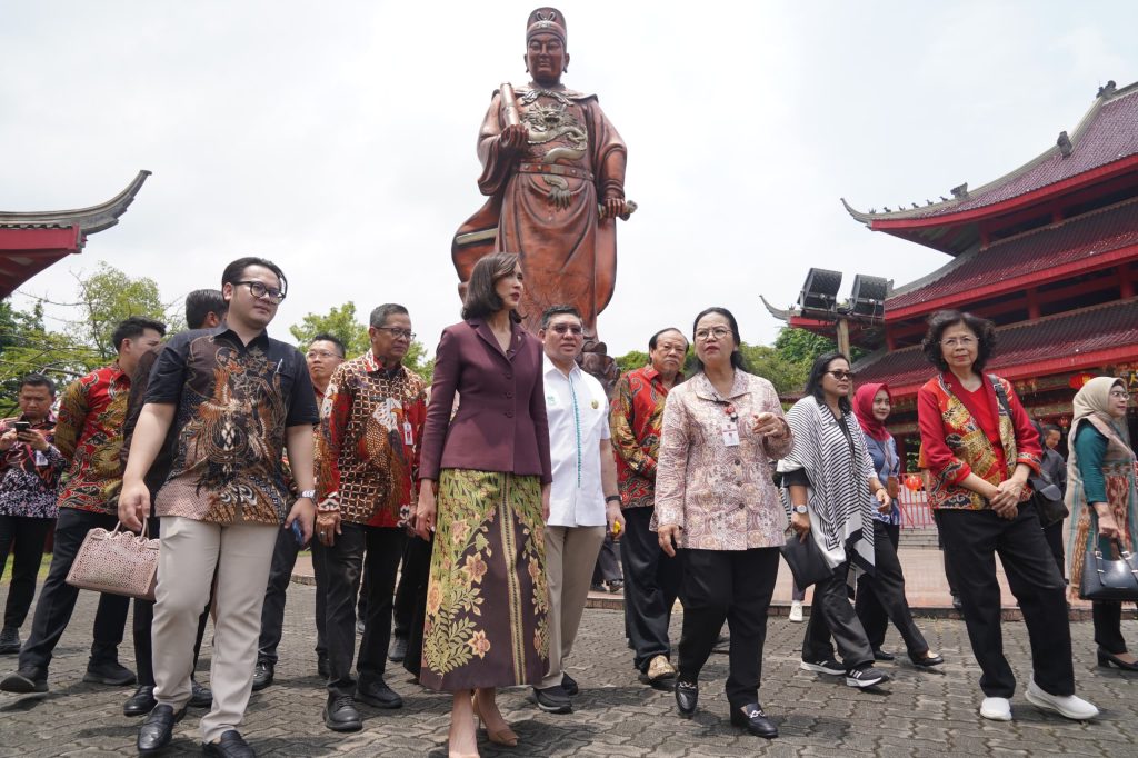 Menteri Pariwisata Widiyanti Putri Wardhana dan walikota Semarang Dr. Agustina Wilujeng Pramestuti, S.S., M.M ,Di Sam Po Kong (Ganang GOnews.id)