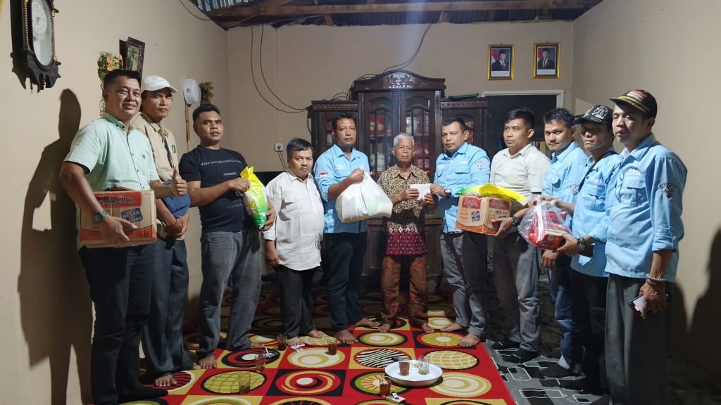 Keterangan Foto: AJOPASBAR menyerahkan bantuan sembako kepada Asnawi Harahap, sesepuh sekaligus ayah bagi wartawan Pasaman Barat. Bantuan berupa beras, mie instan, dan kebutuhan pokok lainnya diserahkan sebagai bentuk kepedulian dan penghormatan (Foto: Saipen/GOnews.id)