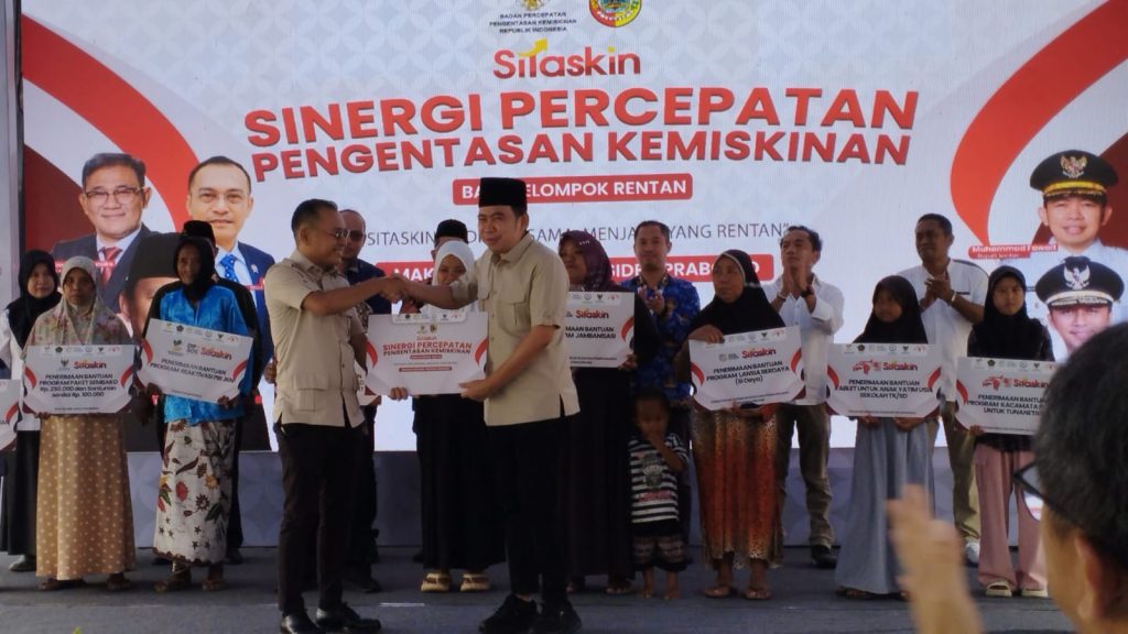 Bupati Jember Muhamad Fawait saat terima bantuan dari BP Taskin. Foto Edi Mulyono