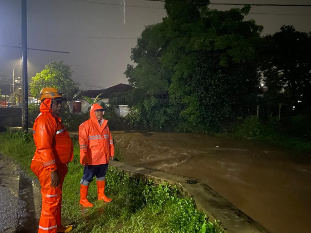 KA BPBD Jember Edi Budi Susilo saat pantau derasnya air akibat curah hujan tinggi. Foto istimewa