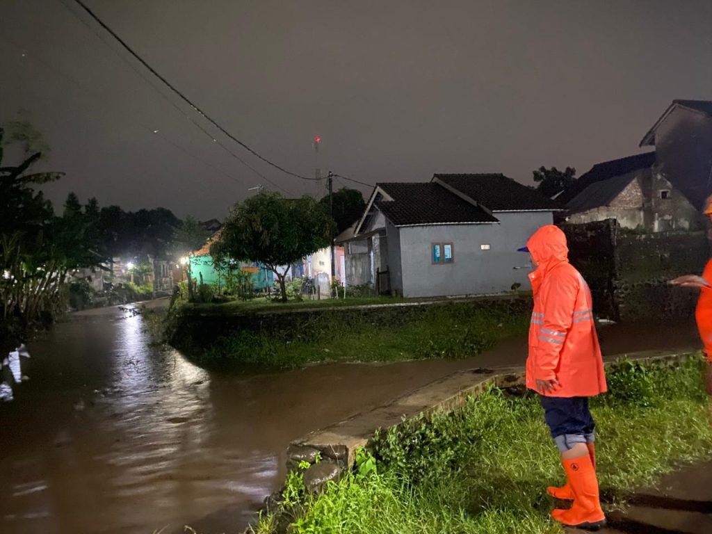 Banjir Jember Rendam 7.445 KK, Satu Tewas KA BPBD Jember Edi Budi Susilo saat pantau air sungai.foto istimewa