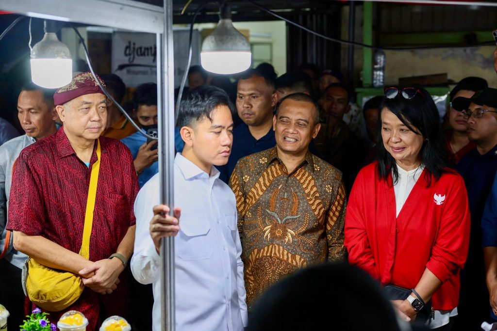 Gibran Rakabuming Raka bersama Ahmad Luthfi saat menghadiriPasar Imlek Semawis 2026 di kawasan Pecinan, Kota Semarang (Ganang GOnews.id)