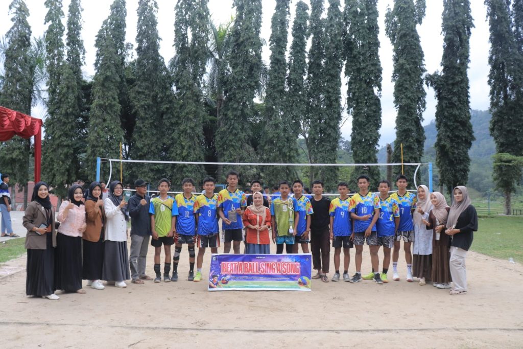 Kepala SMKN 1 Batusangkar, Syofriani, saat membuka secara resmi turnamen Jumat–Sabtu (13–14/2/2026), disaksikan Ketua Komite dan ratusan peserta SMP dan MTsN se-Tanah Datar. (Fhoto : Dioni/Gonews.id)