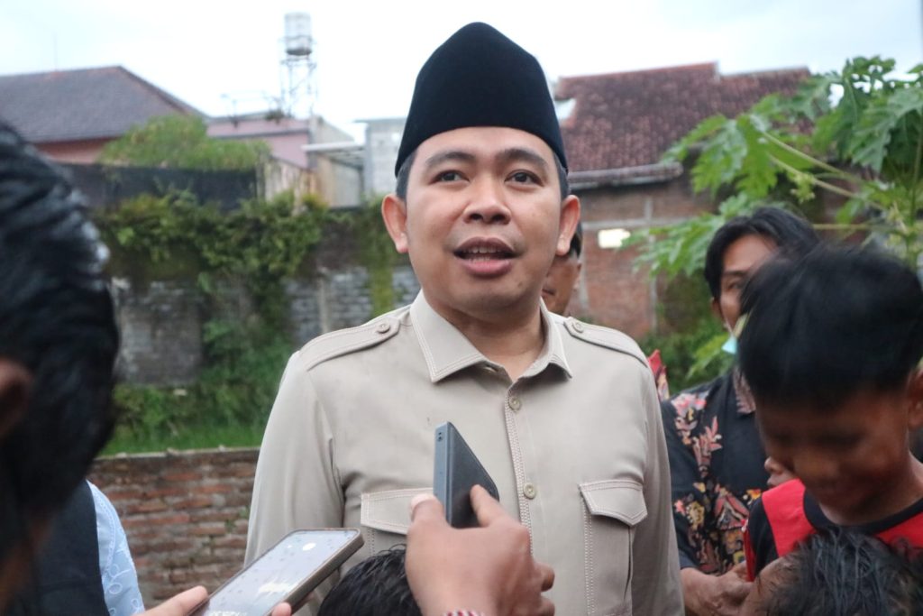 Banjir Jember Meluas, Pemkab Tetapkan Status Tanggap Darurat hingga 26 Februari Bupati Jember Muhamad Fawait saat tunjau lokasi banjir.foto diskominfo