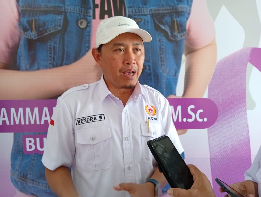 Wakil ketua umum KONI Jember Rendra wirawan saat memberikan keterangan se usai rakor.foto Edi Mulyono