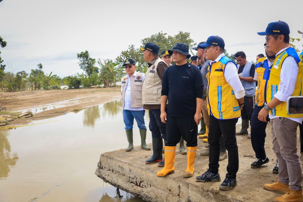 Tanggul Tuntang Jebol, Jalur Utama Dikebut Gubernur Ahmad Luthfi meninjau langsung lokasi tanggul jebol di Grobogan (Ganang GOnews.id)