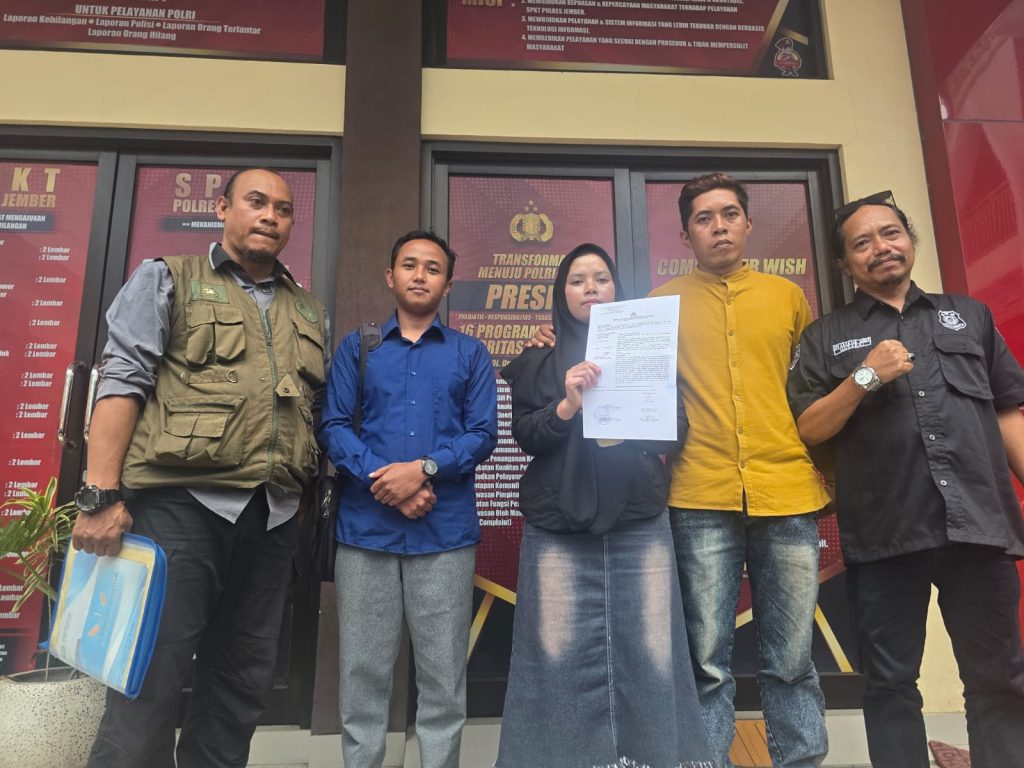 Puluhan Juta Tabungan Warga Raib dari Brankas Pasutri di Jember laporkan dugaan pencurian Rp50 juta uang tabungan warga ke Polres Jember.
