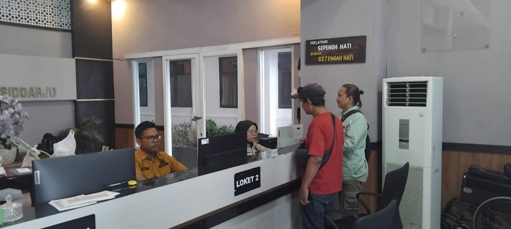 Kejari Sidoarjo Periksa Pemdes Boro Beberapa wartawan saat menanyakan progres penanganan dugaan PMH paskah pelaporan warga Desa Boro,Rabu (18/2/26),