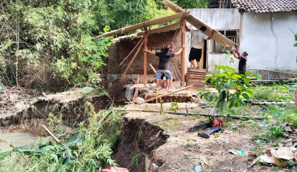 Longsor malam hari di Desa Kintelan Mojokerto picu kepanikan warga,