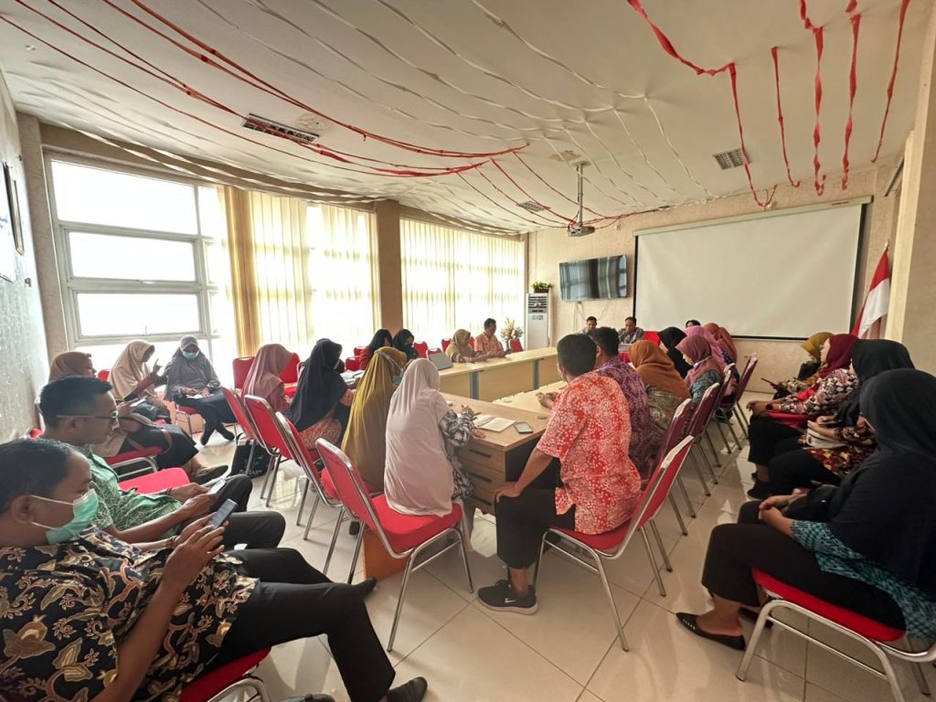 Camat Jenggawah Soetjahyo saat rapat bersama tenaga kesehatan puskesmas Jenggawah. Foto Edi Mulyono