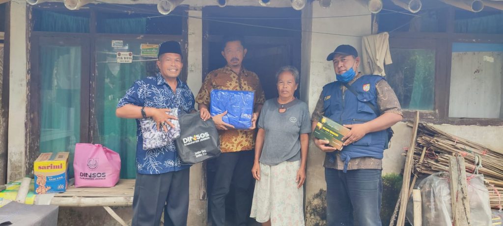 Sukarni saat menerima bantuan dari Dinsos jember didampingi perangkat desa Biting