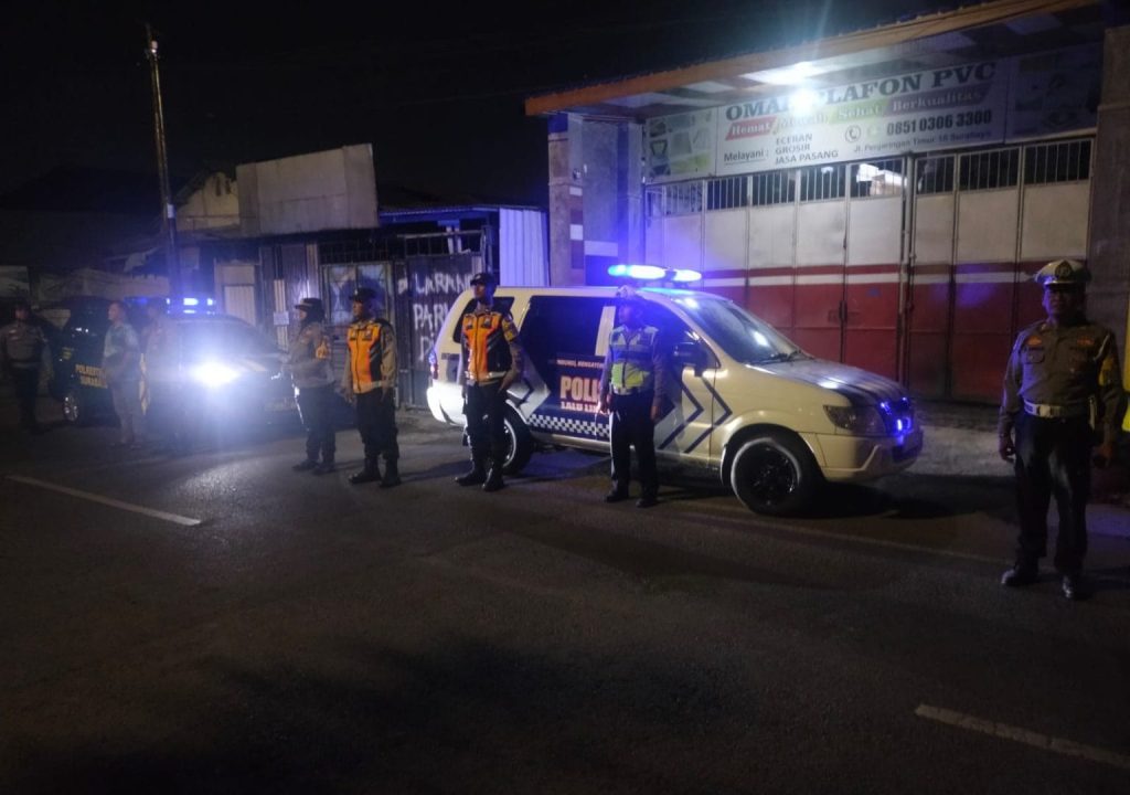 Petugas kepolisian menggelar patroli malam, upaya menjaga Kamtibmas di wilayah Rungkut, Surabaya. (sumber : Polsek Rungkut)