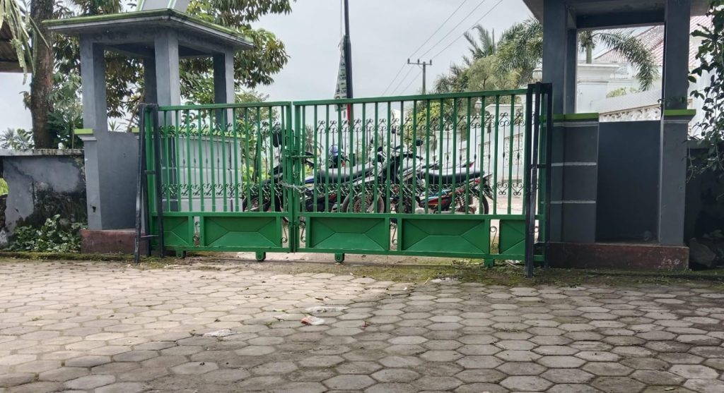 pagar masjid nurul iman desa Karanganyar Kecamatan Tegalampel Kabupaten Bondowoso digembok dengan rantai besi. (Doni/GOnews.id)