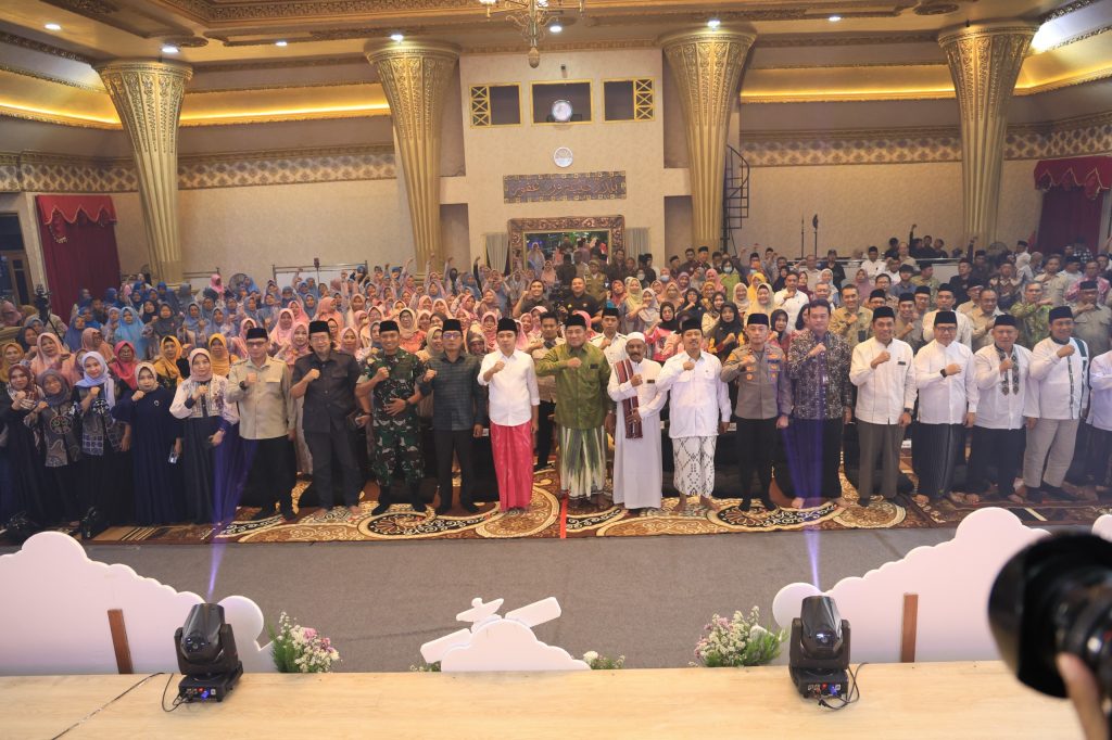 Bupati Jember Muhamad Fawait bersama emak emak Di acara refleksi satu tahun kepemimpinan Bupati Jember. Foto diskominfo