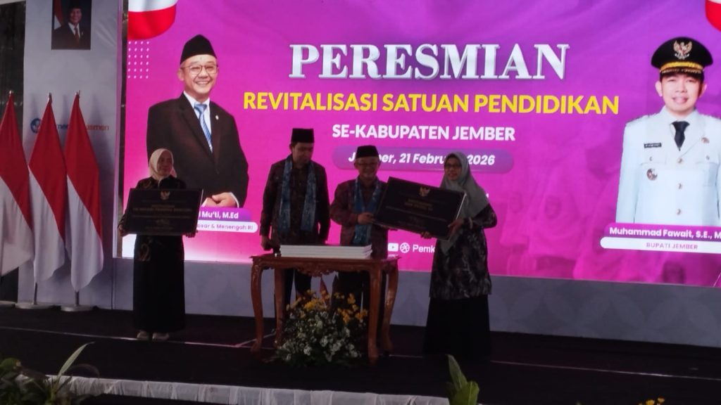 Mentri Pendidikan RI, Abdul Mu'ti saat serahkan tanda Terima revitalisasi sekolah